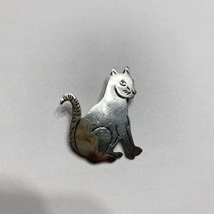 Vintage Taxco silver HTF design Cat Pin. Size 1.5 inches by 1 inch wide. Pretty!